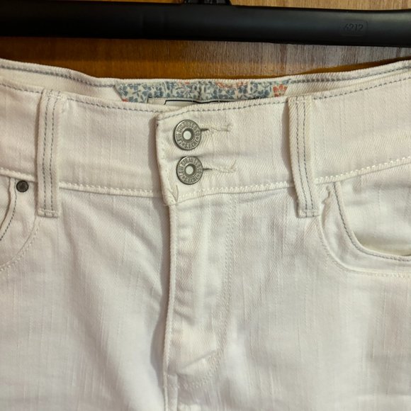 Levi's White Jean Shorts with White Tab and Two Buttons - Picture 4 of 14